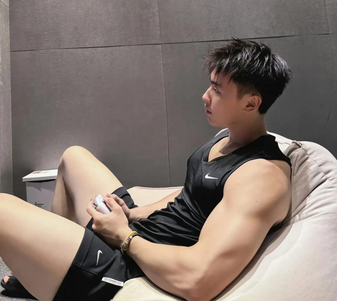 白嫩大长腿体育生在喝水，男朋友视角