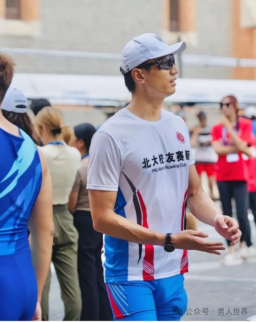 粗壮能力太强大！学长穿紧身裤