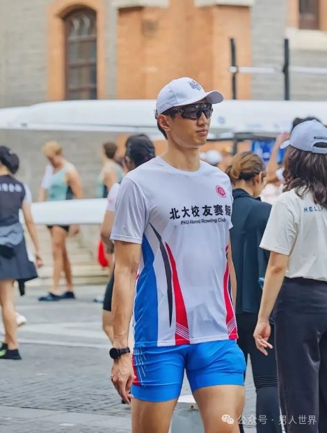 粗壮能力太强大！学长穿紧身裤
