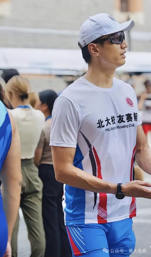 粗壮能力太强大！学长穿紧身裤