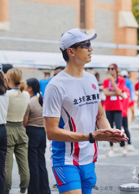粗壮能力太强大！学长穿紧身裤