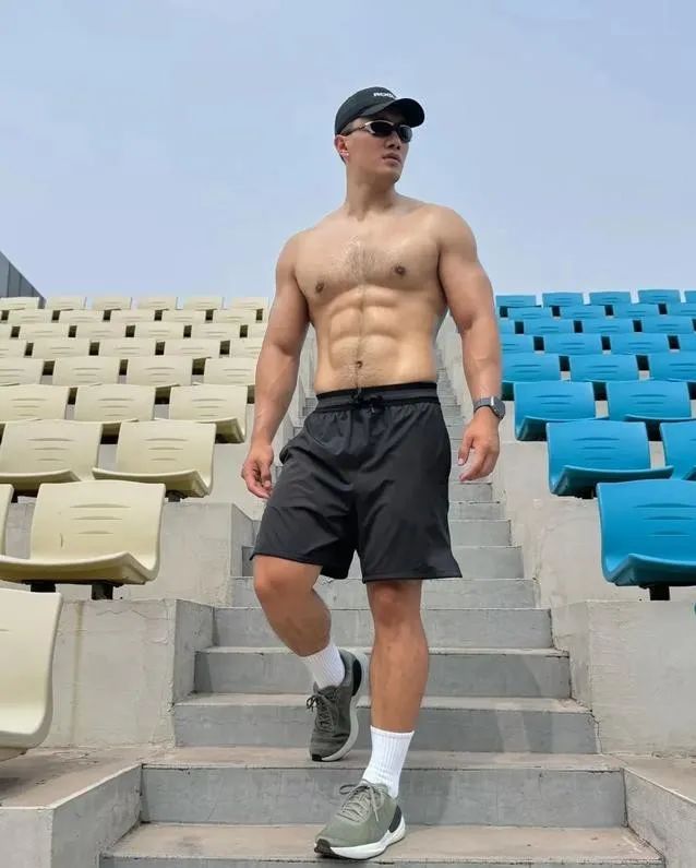  八块腹肌 188cm 的肌肉性感胸毛大哥哥，你能顶得住？