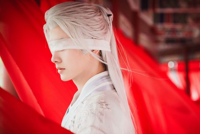 继张凌赫之后，又一男演员凭借模特身材出圈，“内娱男菩萨”当之无愧