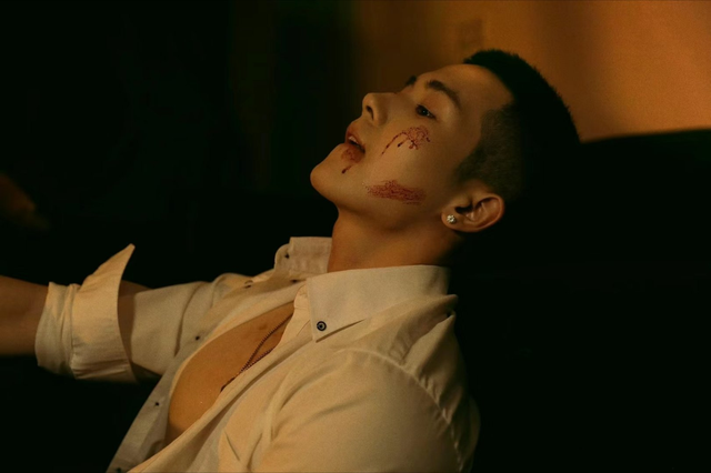继张凌赫之后，又一男演员凭借模特身材出圈，“内娱男菩萨”当之无愧