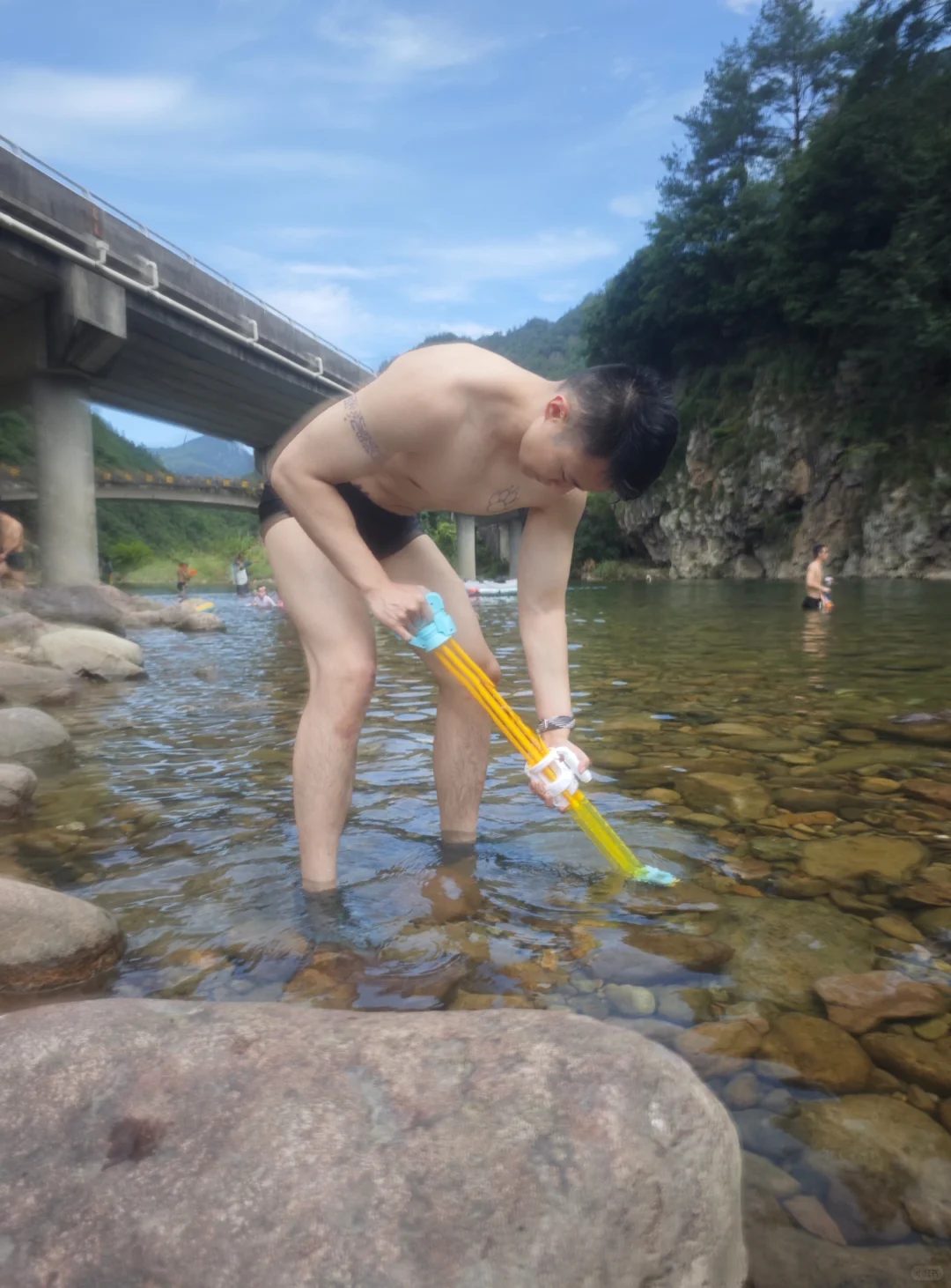 炎热天气泳池里洗澡的野生运动男，长腿穿的太太垒啦！
