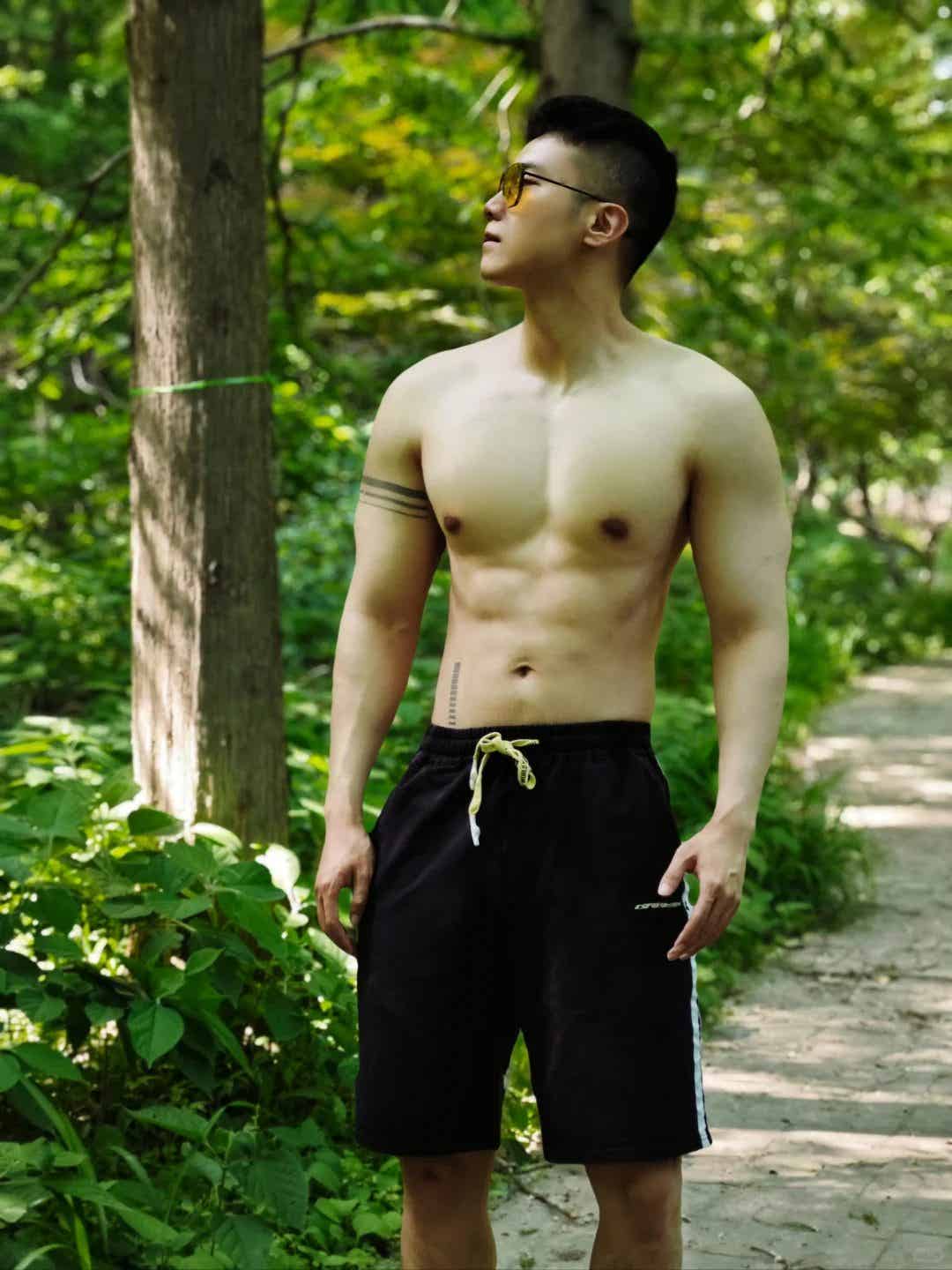 炎热天气泳池里洗澡的野生运动男，长腿穿的太太垒啦！