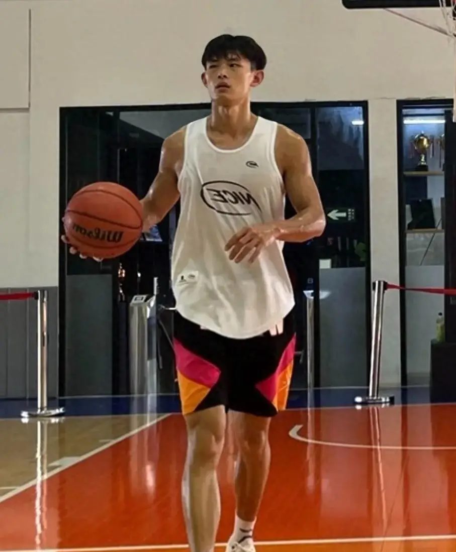 180cm 黑皮体育生，打篮球汗水湿透球衣帮他搽汗！
