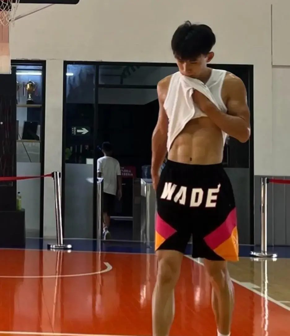 180cm 黑皮体育生，打篮球汗水湿透球衣帮他搽汗！