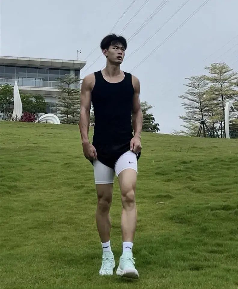 180cm 黑皮体育生，打篮球汗水湿透球衣帮他搽汗！