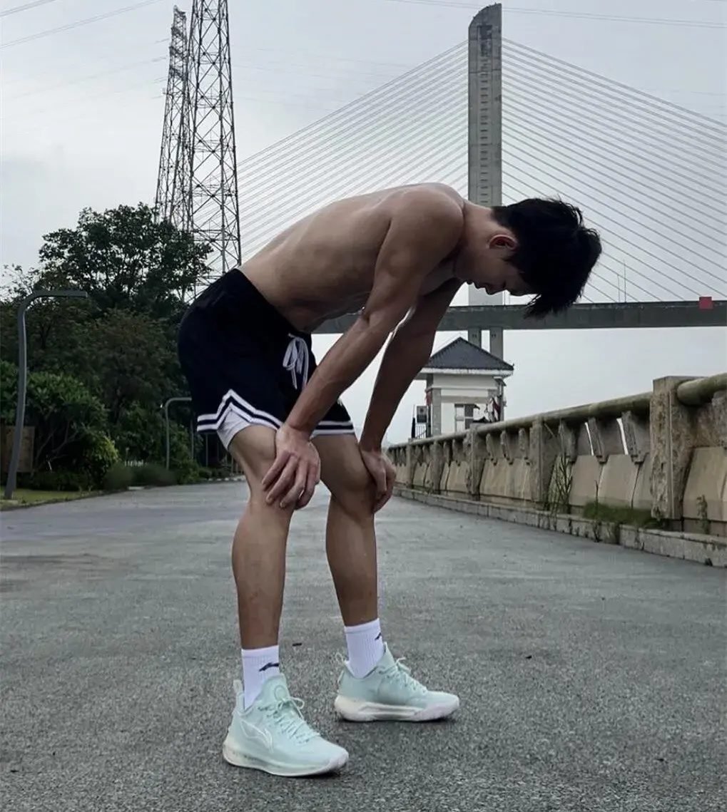 180cm 黑皮体育生，打篮球汗水湿透球衣帮他搽汗！