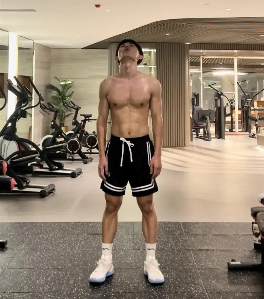 180cm 黑皮体育生，打篮球汗水湿透球衣帮他搽汗！