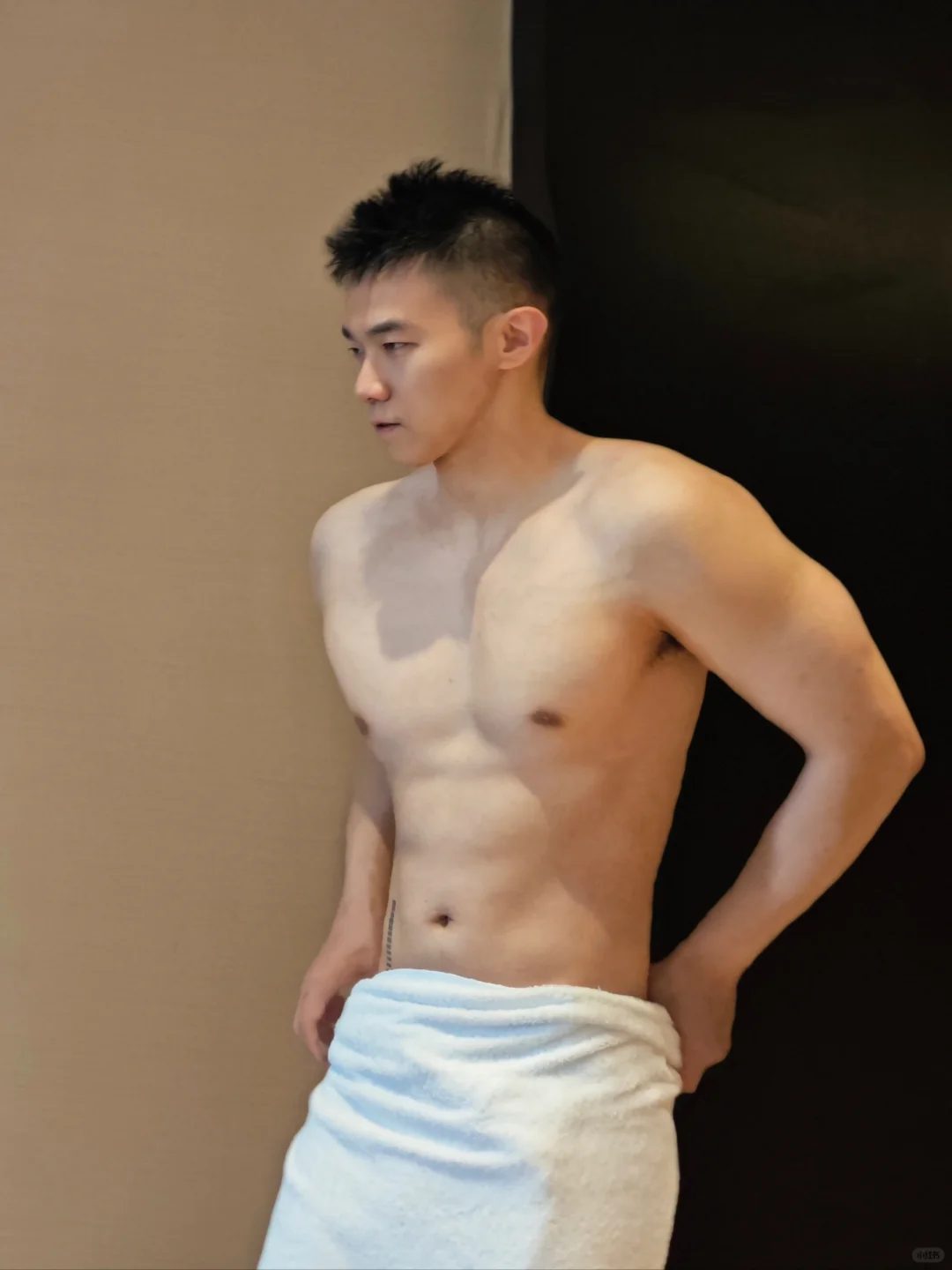 炎热天气泳池里洗澡的野生运动男，长腿穿的太太垒啦！