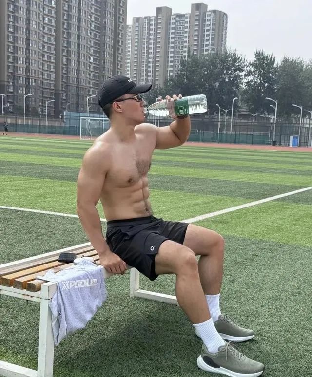  八块腹肌 188cm 的肌肉性感胸毛大哥哥，你能顶得住？