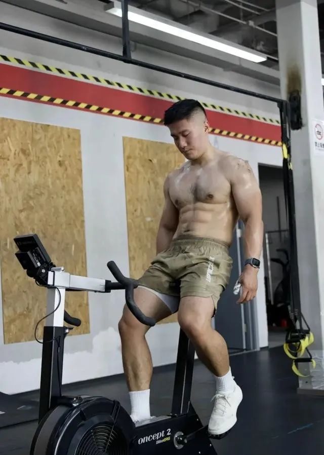  八块腹肌 188cm 的肌肉性感胸毛大哥哥，你能顶得住？