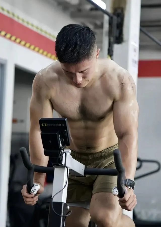  八块腹肌 188cm 的肌肉性感胸毛大哥哥，你能顶得住？