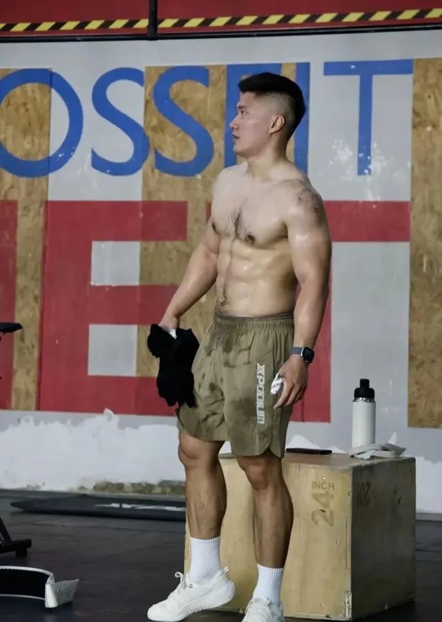  八块腹肌 188cm 的肌肉性感胸毛大哥哥，你能顶得住？