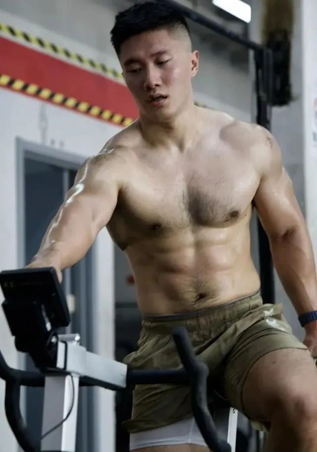 八块腹肌 188cm 的肌肉性感胸毛大哥哥，你能顶得住？