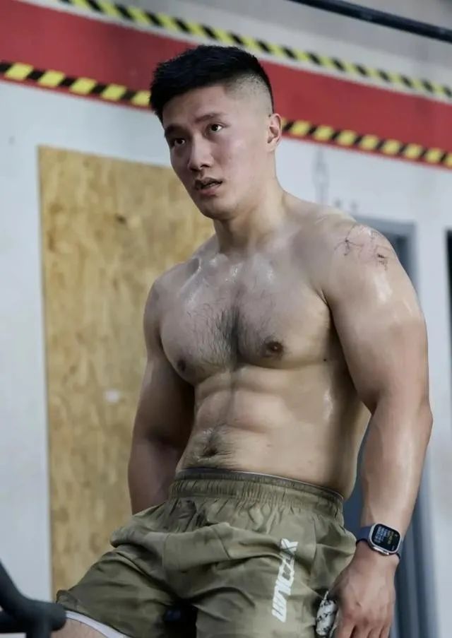  八块腹肌 188cm 的肌肉性感胸毛大哥哥，你能顶得住？