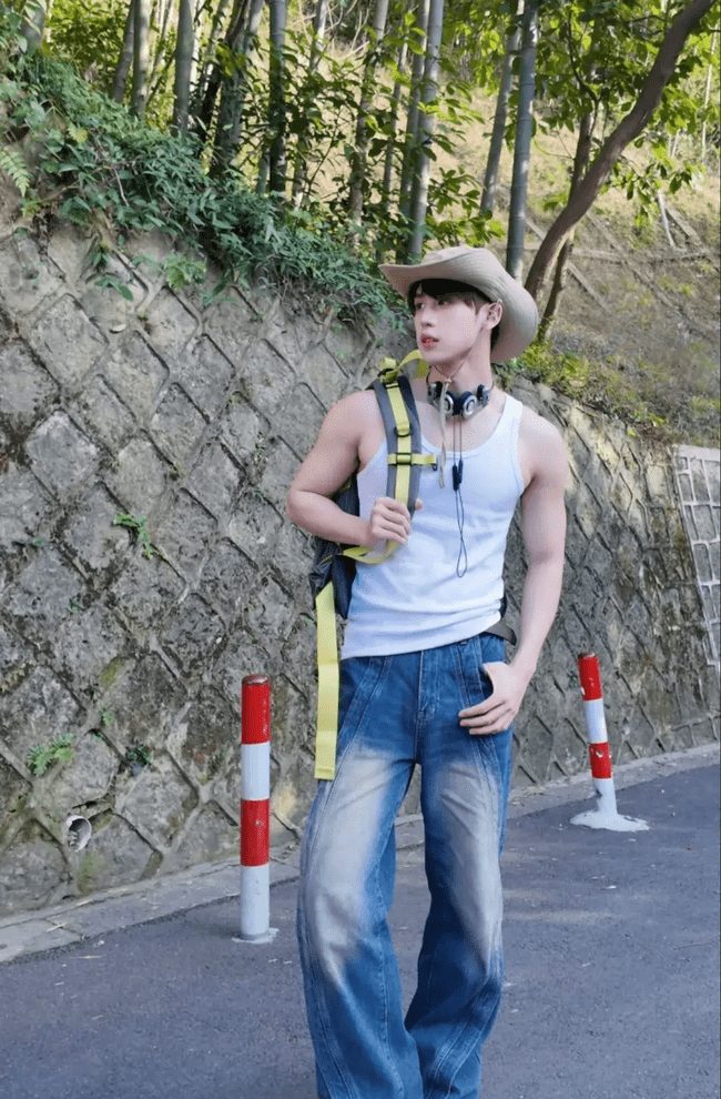  童颜巨肌小哥哥，揭秘 180cm 奶狗变野狼逆袭 