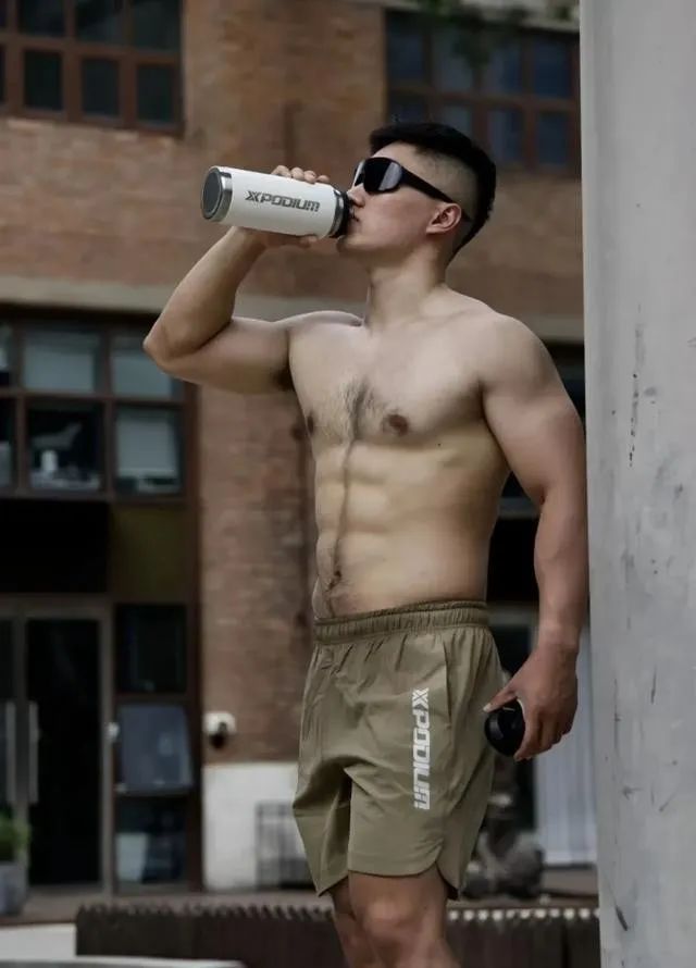  八块腹肌 188cm 的肌肉性感胸毛大哥哥，你能顶得住？