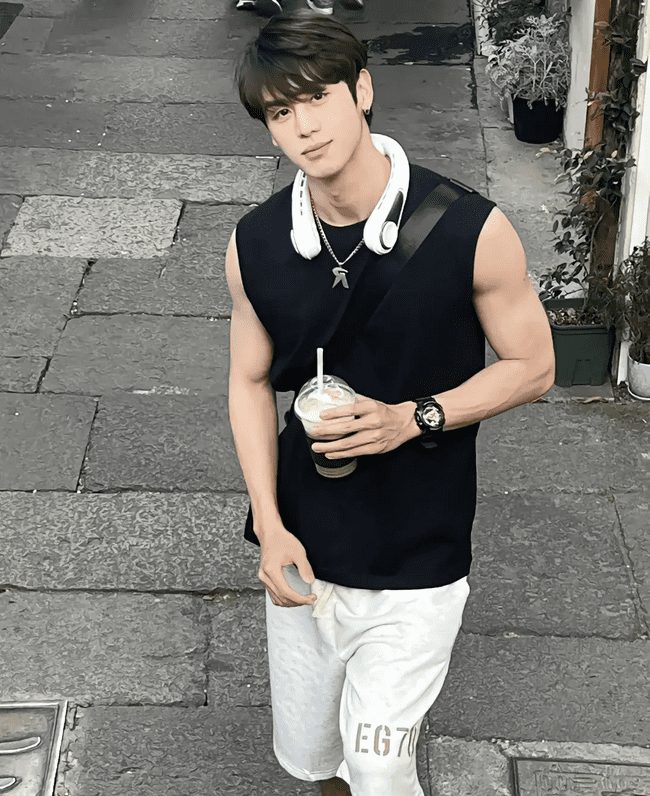 童颜巨肌小哥哥，揭秘 180cm 奶狗变野狼逆袭