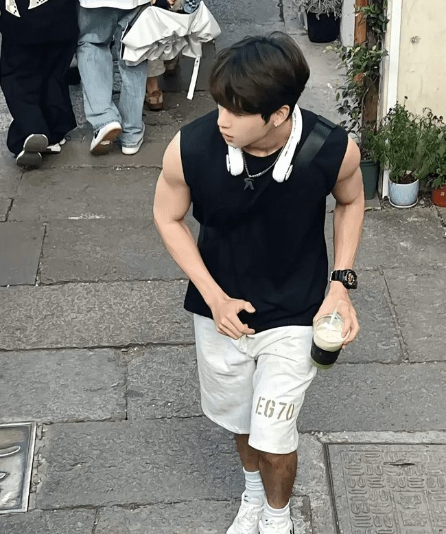  童颜巨肌小哥哥，揭秘 180cm 奶狗变野狼逆袭 