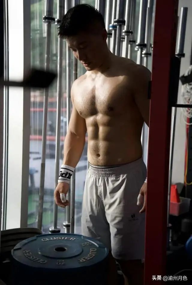  八块腹肌 188cm 的肌肉性感胸毛大哥哥，你能顶得住？