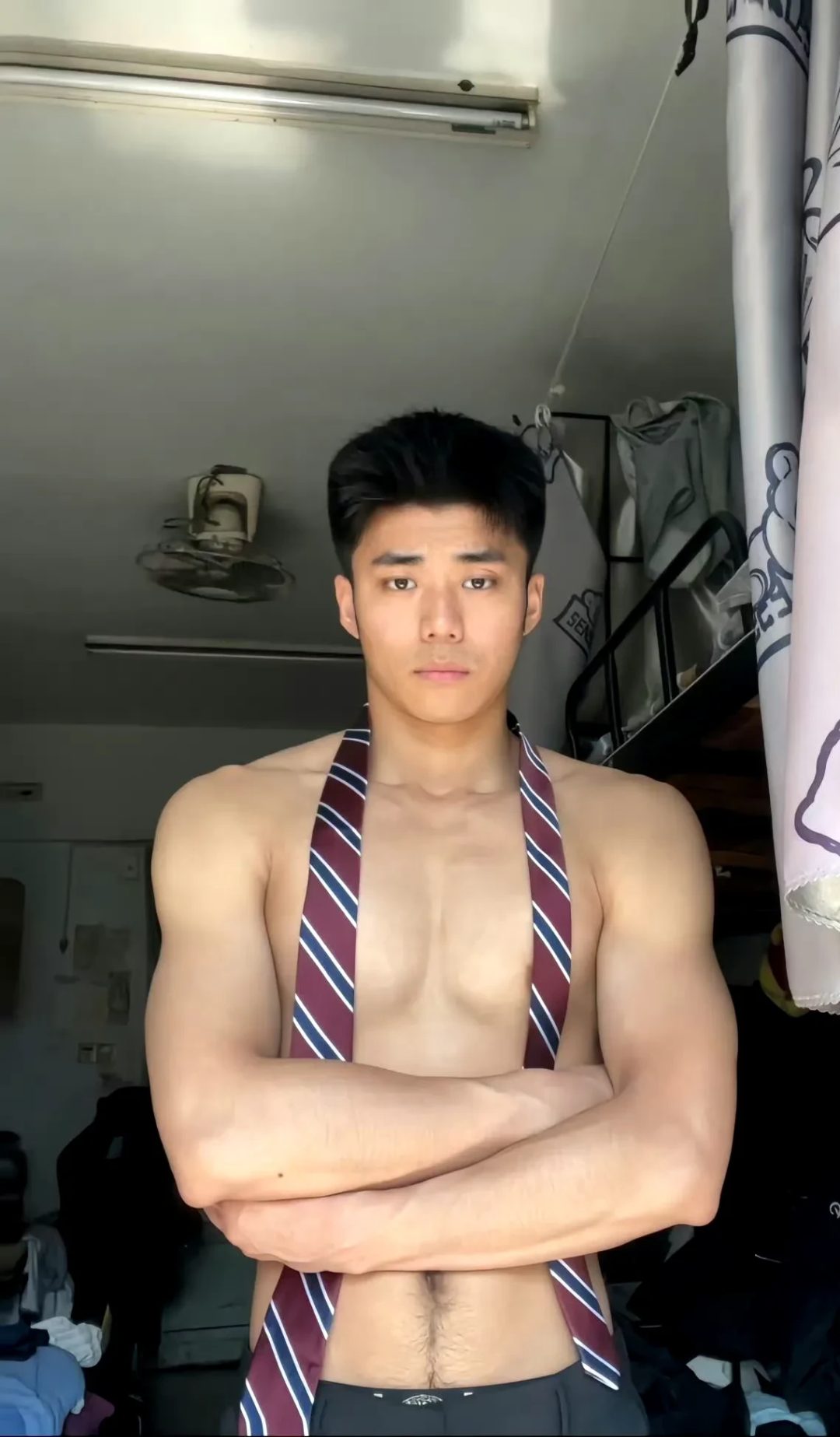 领带捆绑新玩法，腹肌人夫感男人味硬照