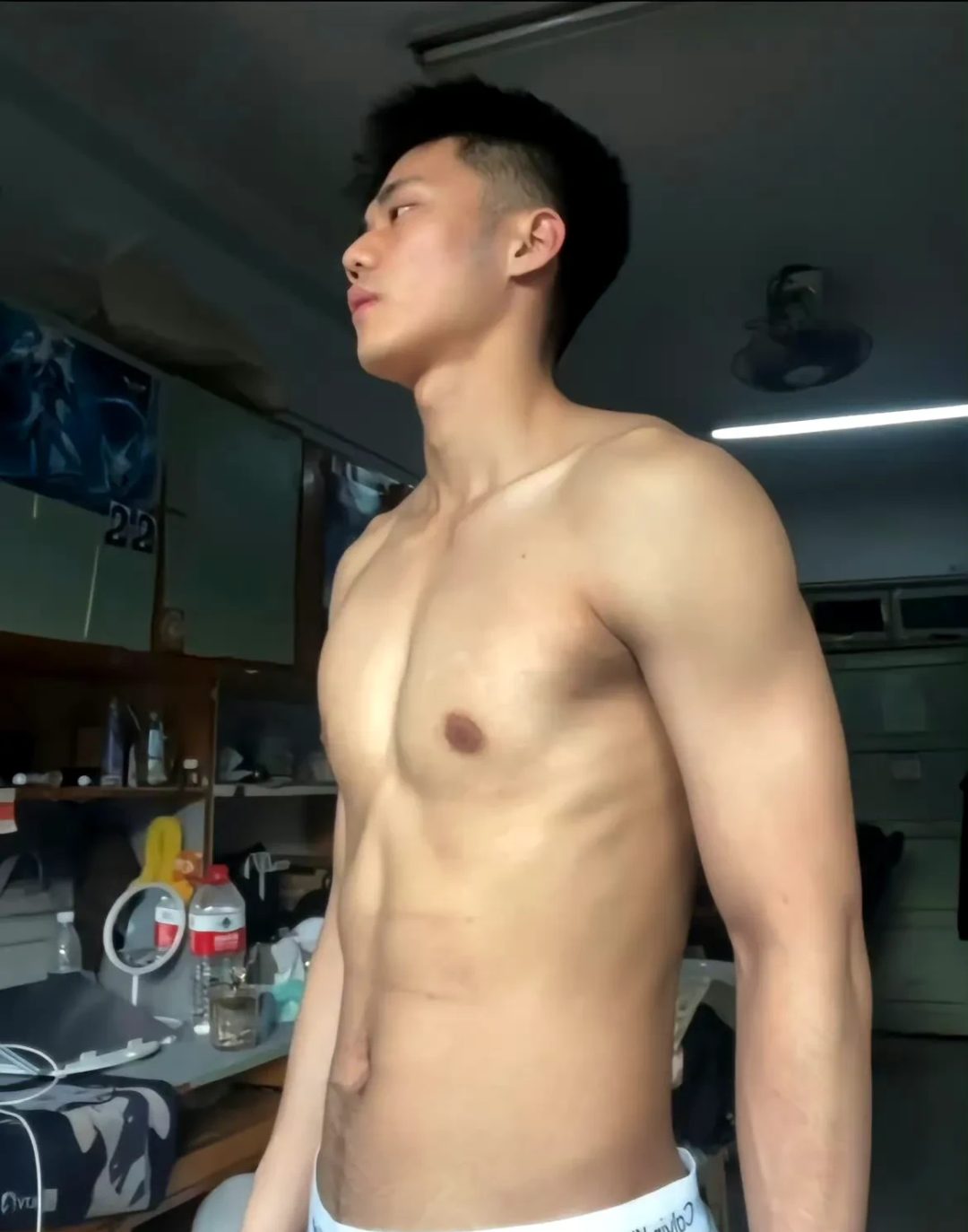领带捆绑新玩法，腹肌人夫感男人味硬照