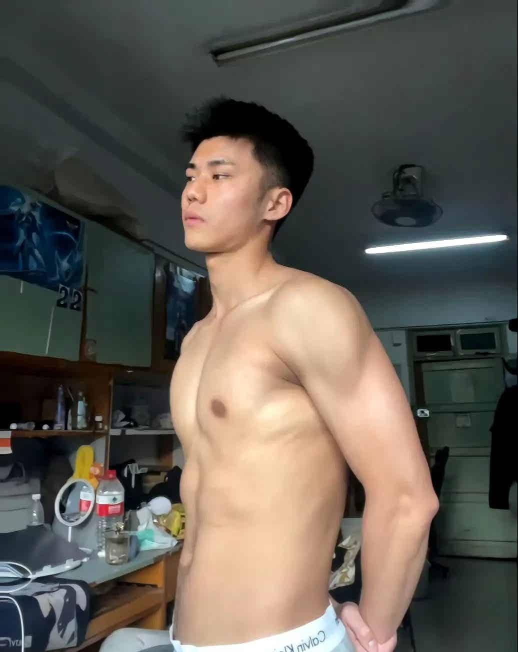 领带捆绑新玩法，腹肌人夫感男人味硬照