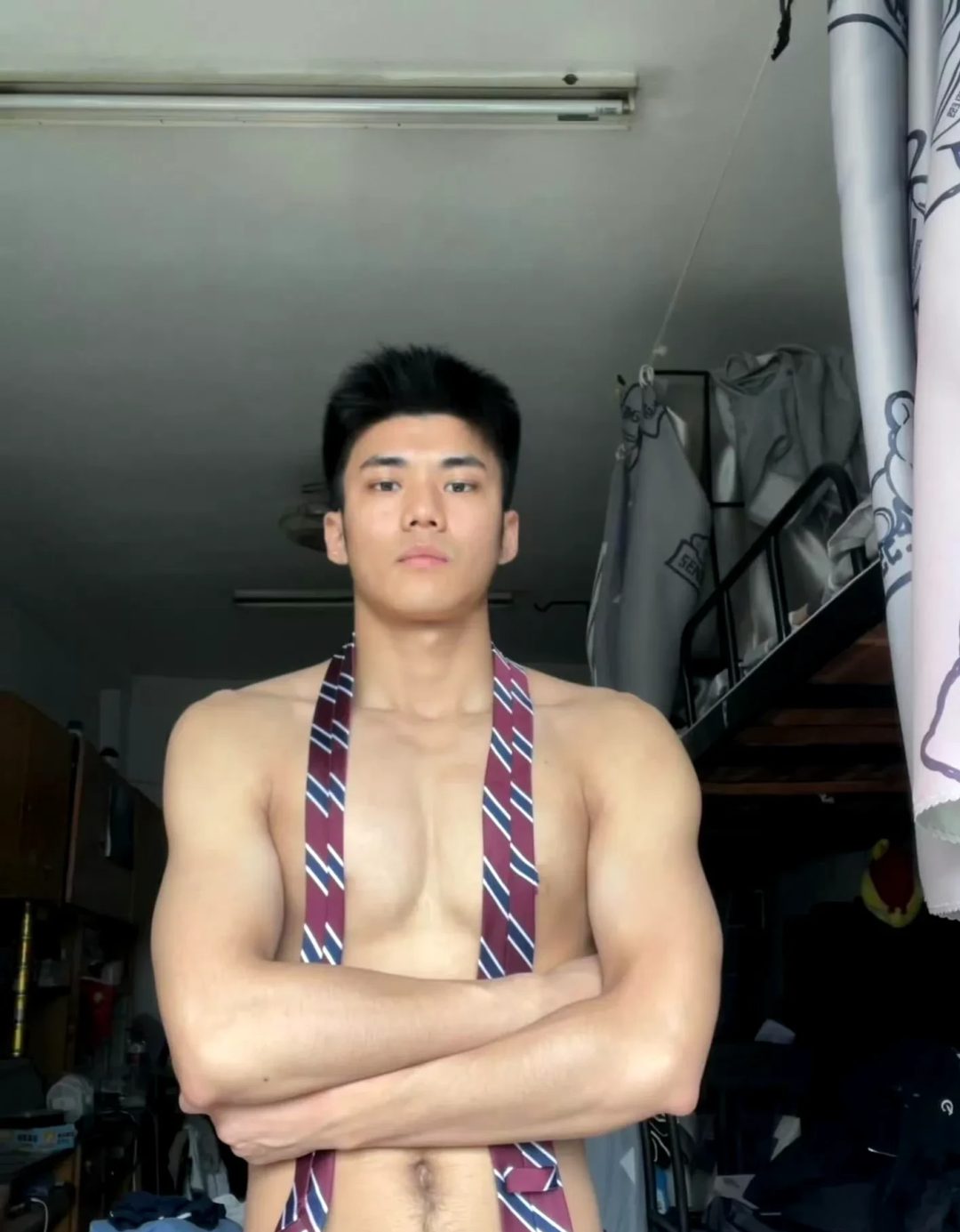 领带捆绑新玩法，腹肌人夫感男人味硬照