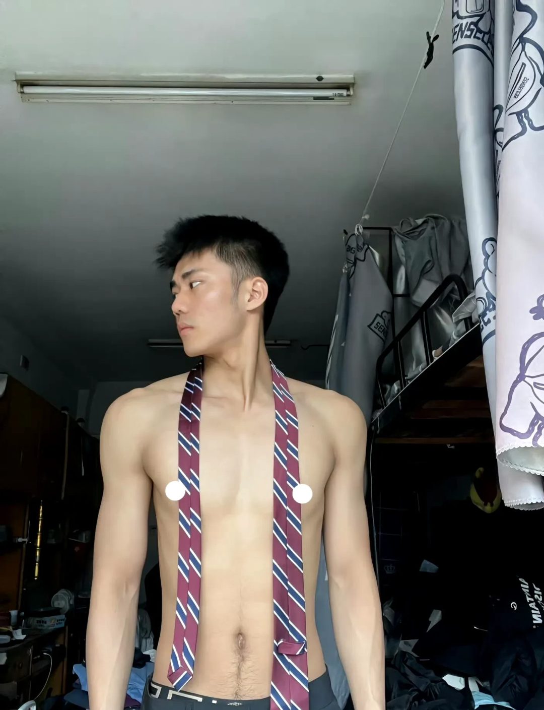 领带捆绑新玩法，腹肌人夫感男人味硬照