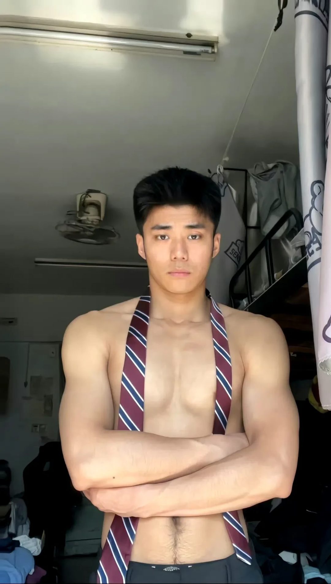 领带捆绑新玩法，腹肌人夫感男人味硬照