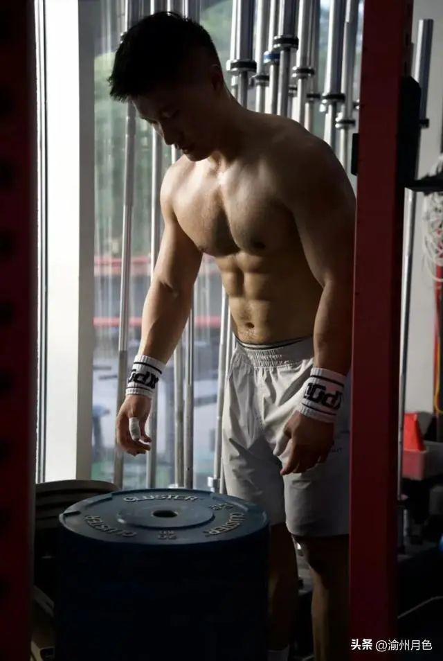  八块腹肌 188cm 的肌肉性感胸毛大哥哥，你能顶得住？