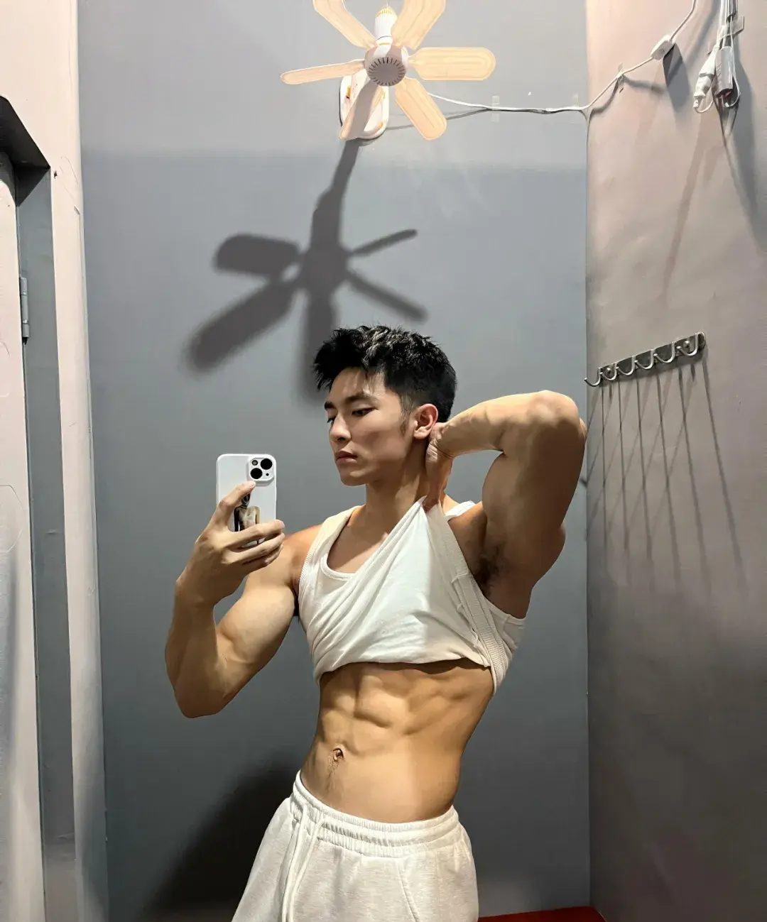  高颜值健身网红博主，八块腹肌大鼻子太挺了 