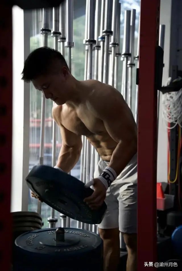  八块腹肌 188cm 的肌肉性感胸毛大哥哥，你能顶得住？