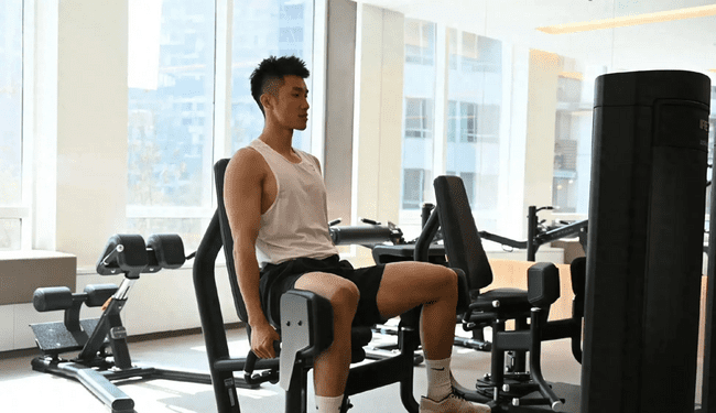  黑皮体育生，人夫感大手臂满满的安全感 