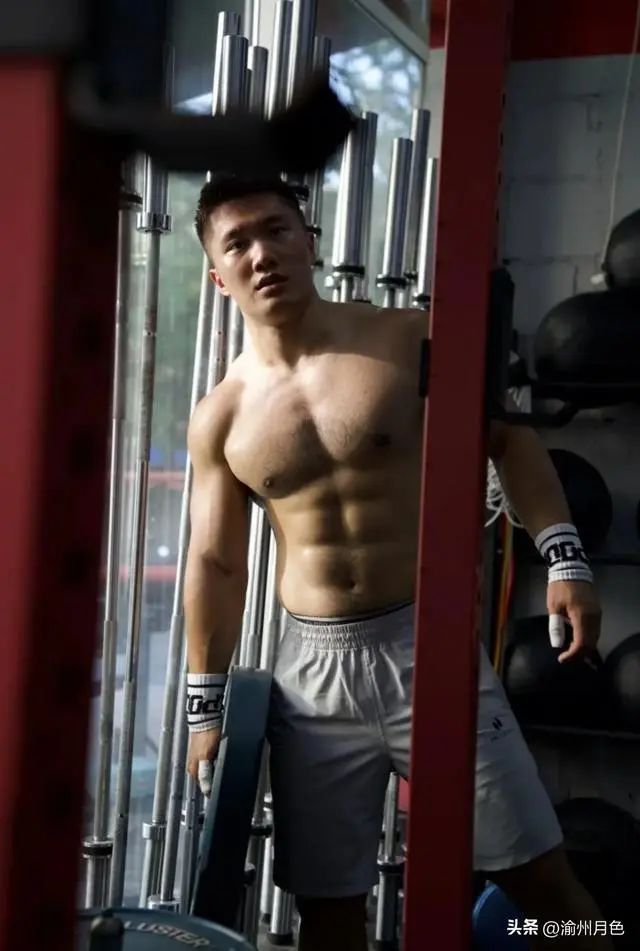  八块腹肌 188cm 的肌肉性感胸毛大哥哥，你能顶得住？