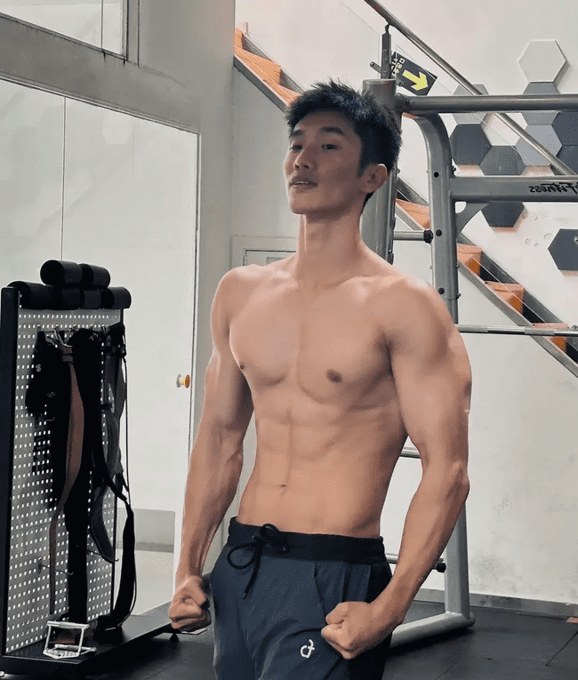  黑皮体育生，人夫感大手臂满满的安全感 