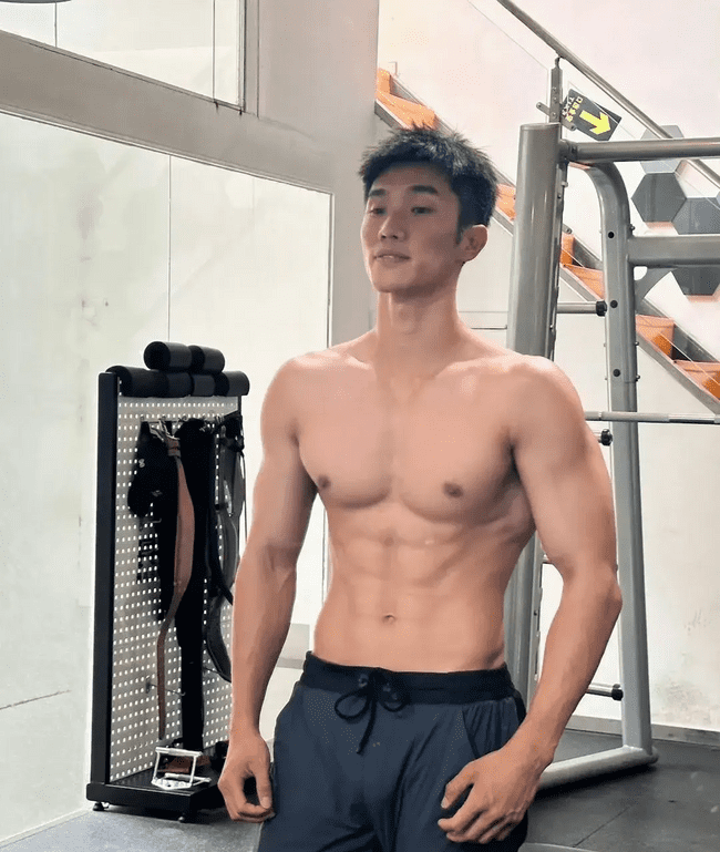  黑皮体育生，人夫感大手臂满满的安全感 
