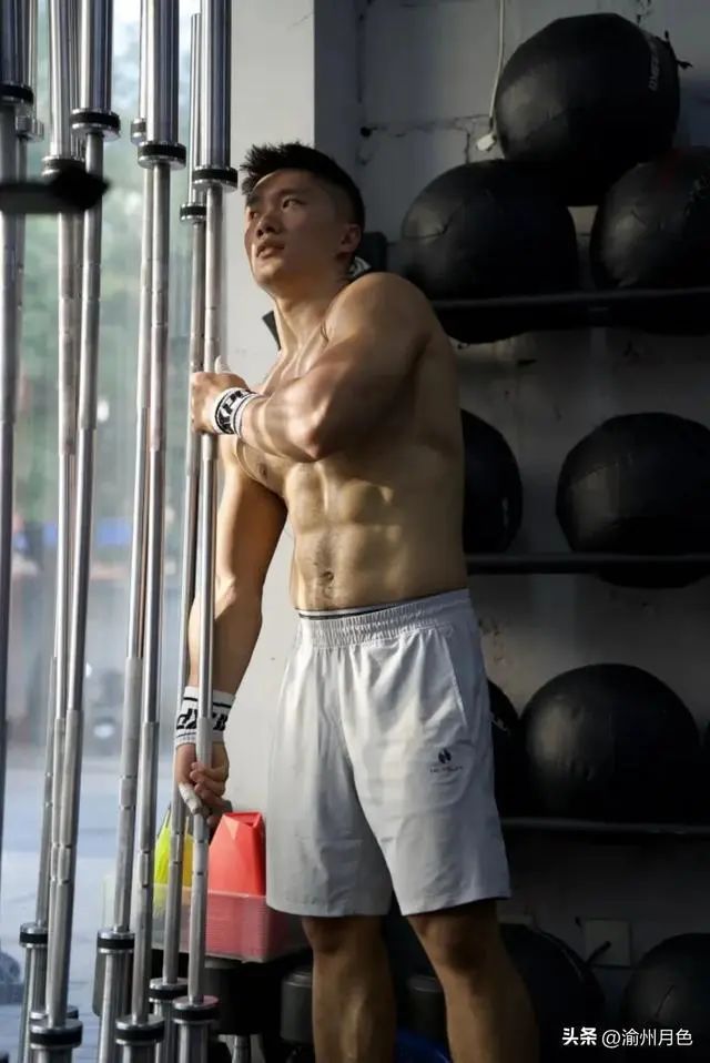  八块腹肌 188cm 的肌肉性感胸毛大哥哥，你能顶得住？