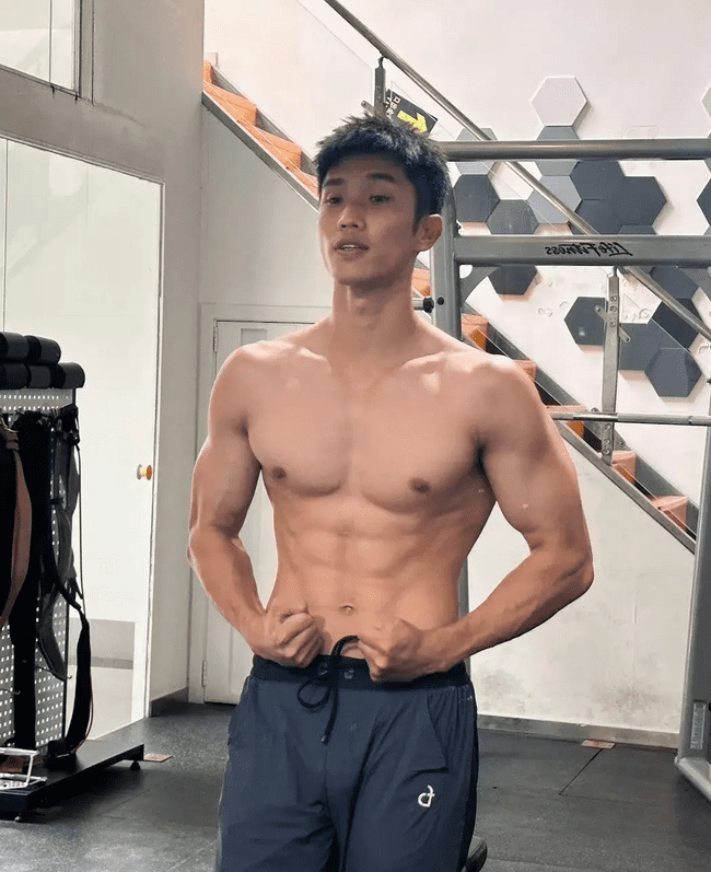 黑皮体育生，人夫感大手臂满满的安全感 