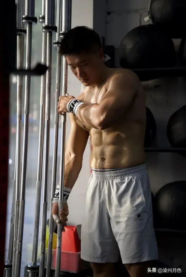  八块腹肌 188cm 的肌肉性感胸毛大哥哥，你能顶得住？