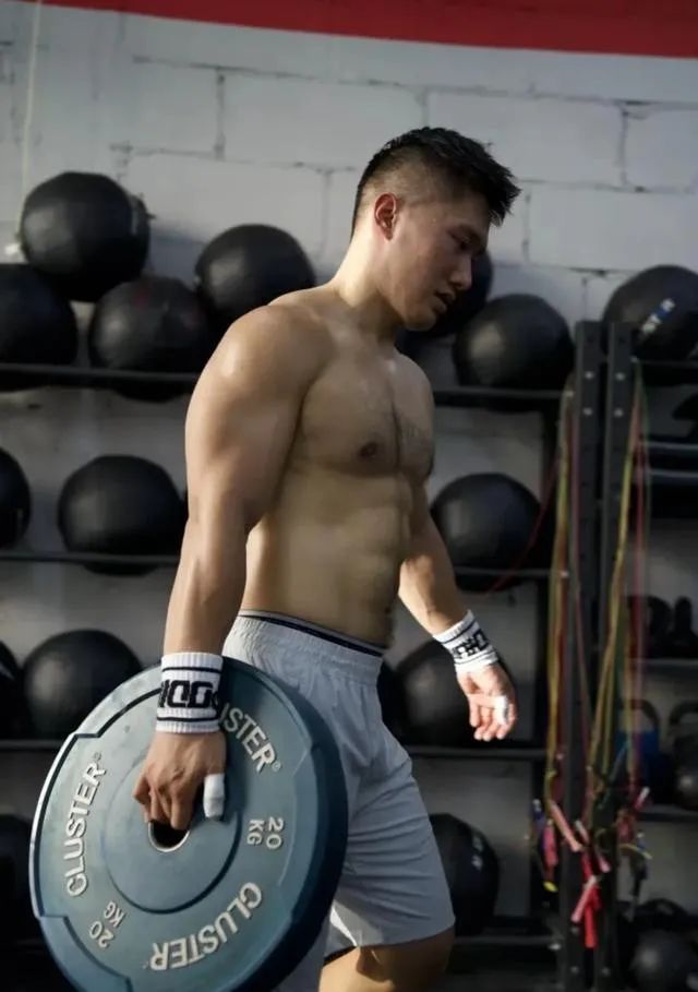  八块腹肌 188cm 的肌肉性感胸毛大哥哥，你能顶得住？