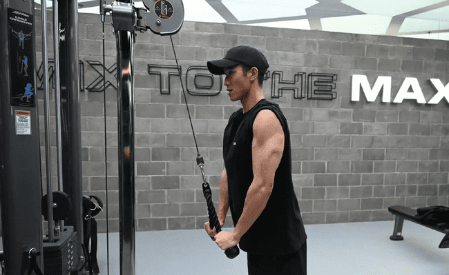  黑皮体育生，人夫感大手臂满满的安全感 