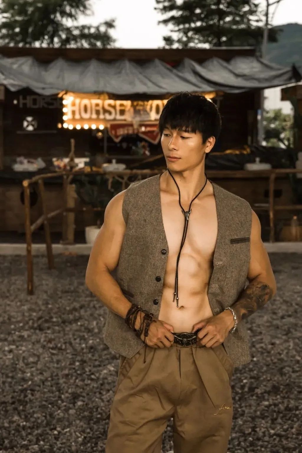 182cm 山东肌肉壮汉骑马牛仔大片 