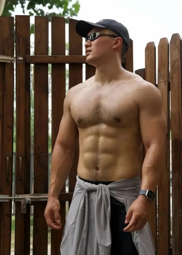  八块腹肌 188cm 的肌肉性感胸毛大哥哥，你能顶得住？