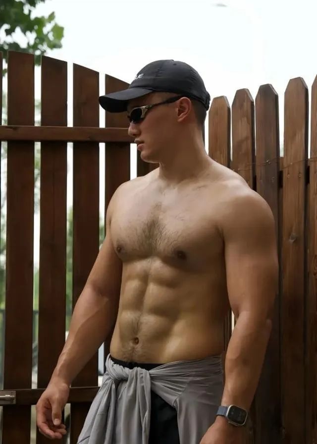  八块腹肌 188cm 的肌肉性感胸毛大哥哥，你能顶得住？