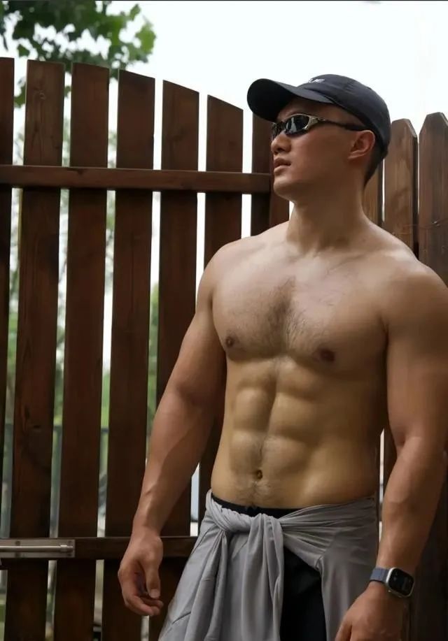  八块腹肌 188cm 的肌肉性感胸毛大哥哥，你能顶得住？