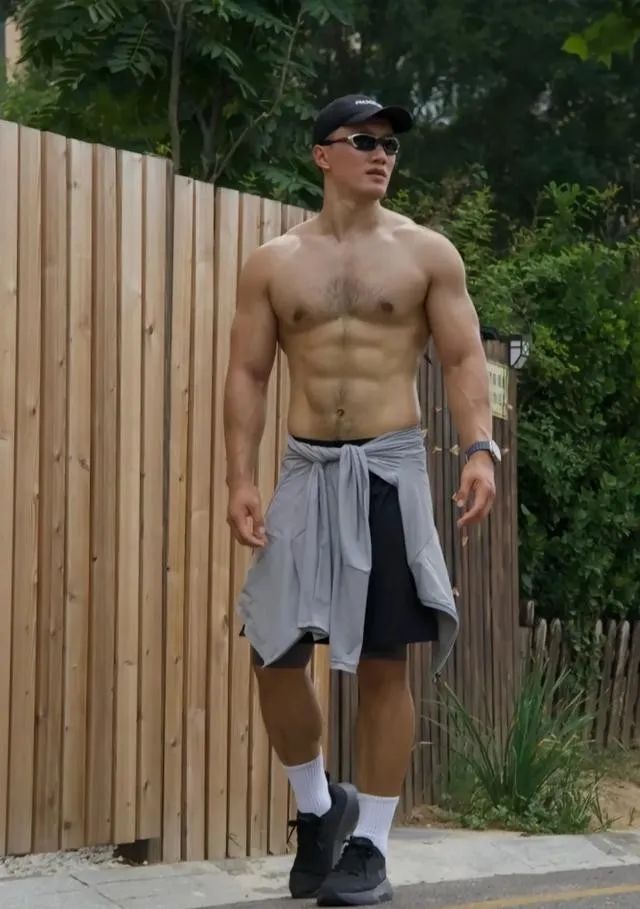  八块腹肌 188cm 的肌肉性感胸毛大哥哥，你能顶得住？